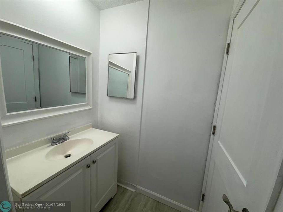 For Sale: $219,000 (2 beds, 2 baths, 940 Square Feet)