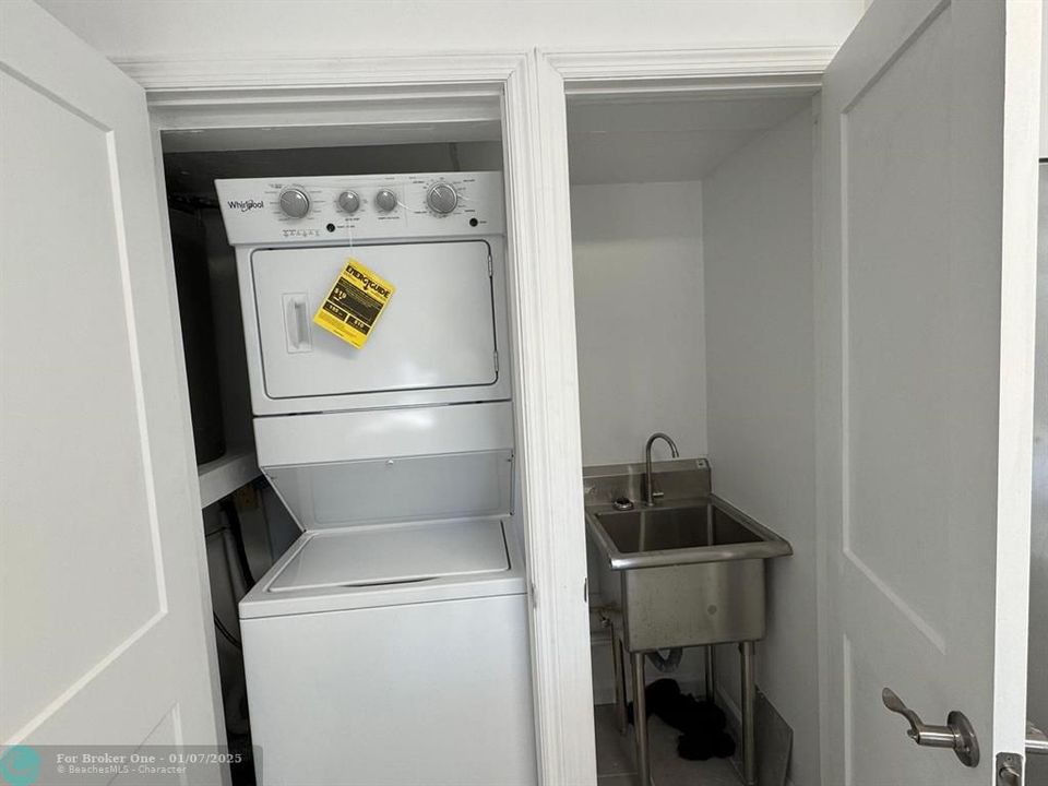 For Sale: $219,000 (2 beds, 2 baths, 940 Square Feet)