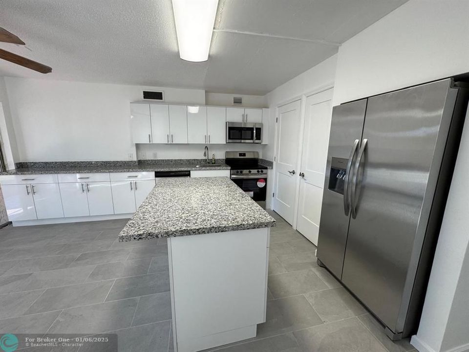 For Sale: $219,000 (2 beds, 2 baths, 940 Square Feet)