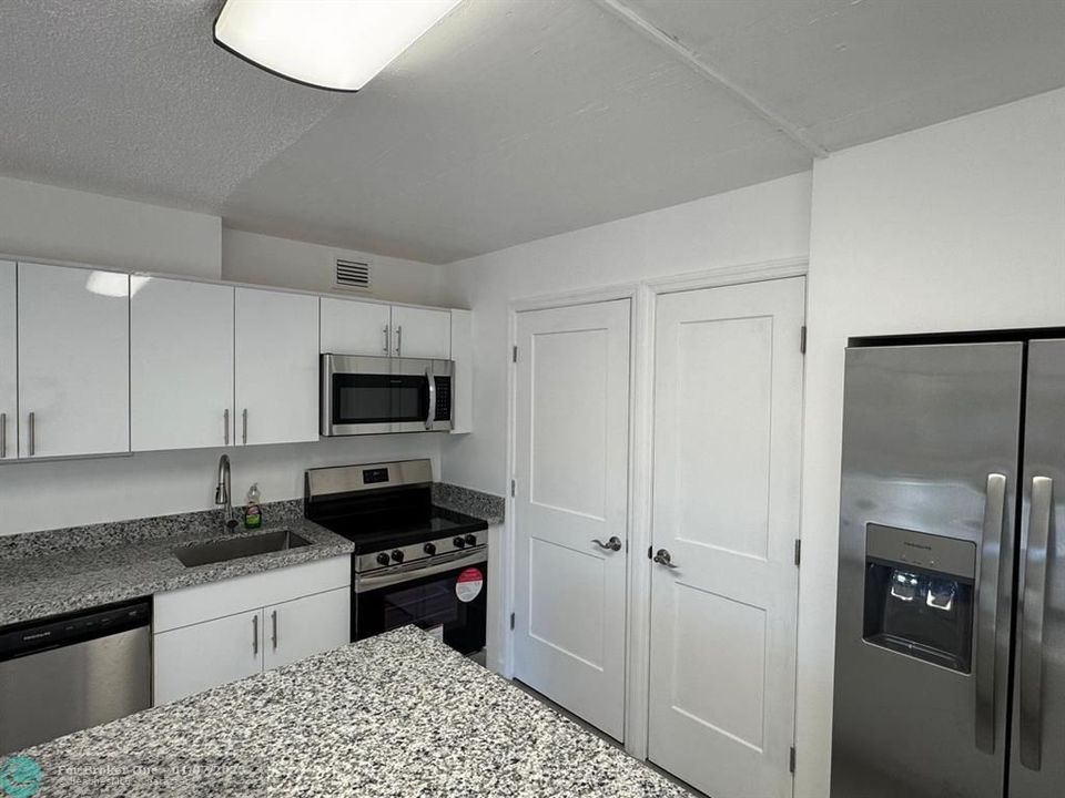 For Sale: $219,000 (2 beds, 2 baths, 940 Square Feet)