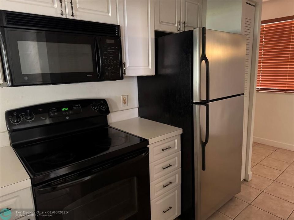 For Rent: $1,750 (1 beds, 1 baths, 816 Square Feet)