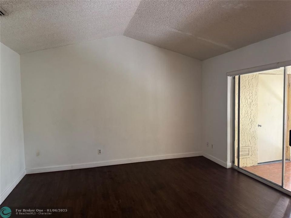 For Rent: $1,750 (1 beds, 1 baths, 816 Square Feet)