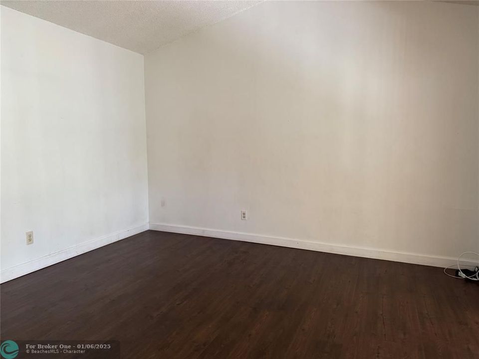 For Rent: $1,750 (1 beds, 1 baths, 816 Square Feet)