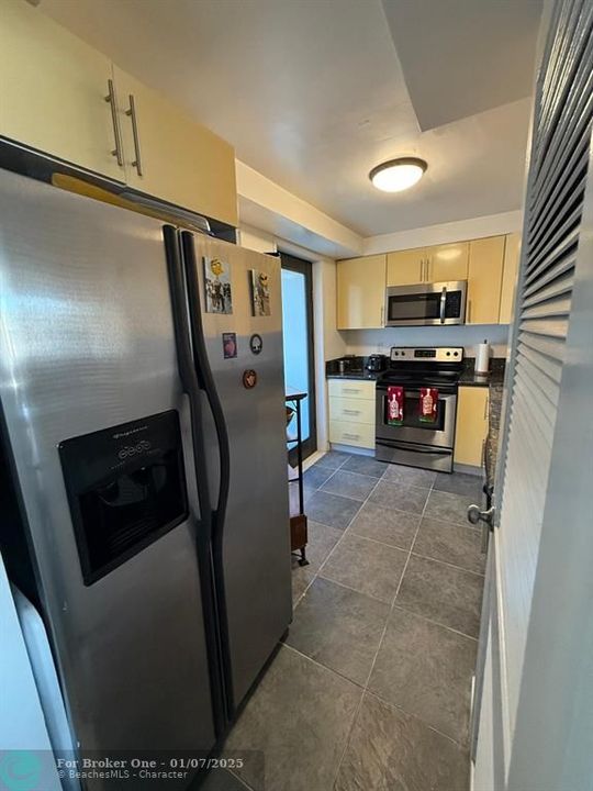 For Sale: $285,000 (1 beds, 1 baths, 876 Square Feet)