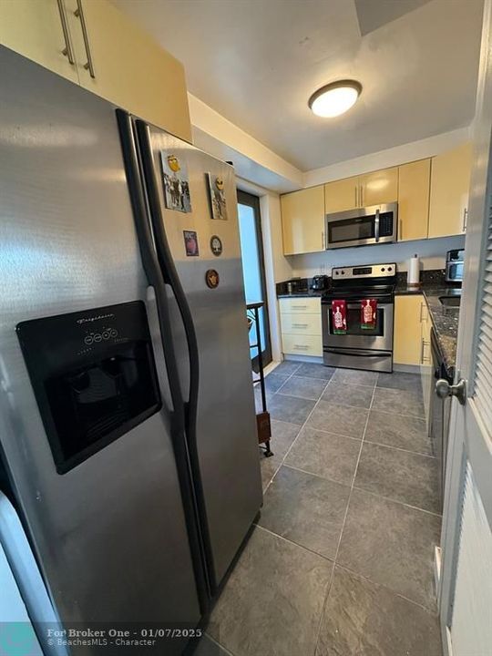 For Sale: $285,000 (1 beds, 1 baths, 876 Square Feet)