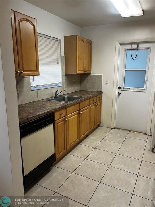 For Sale: $250,000 (2 beds, 1 baths, 850 Square Feet)