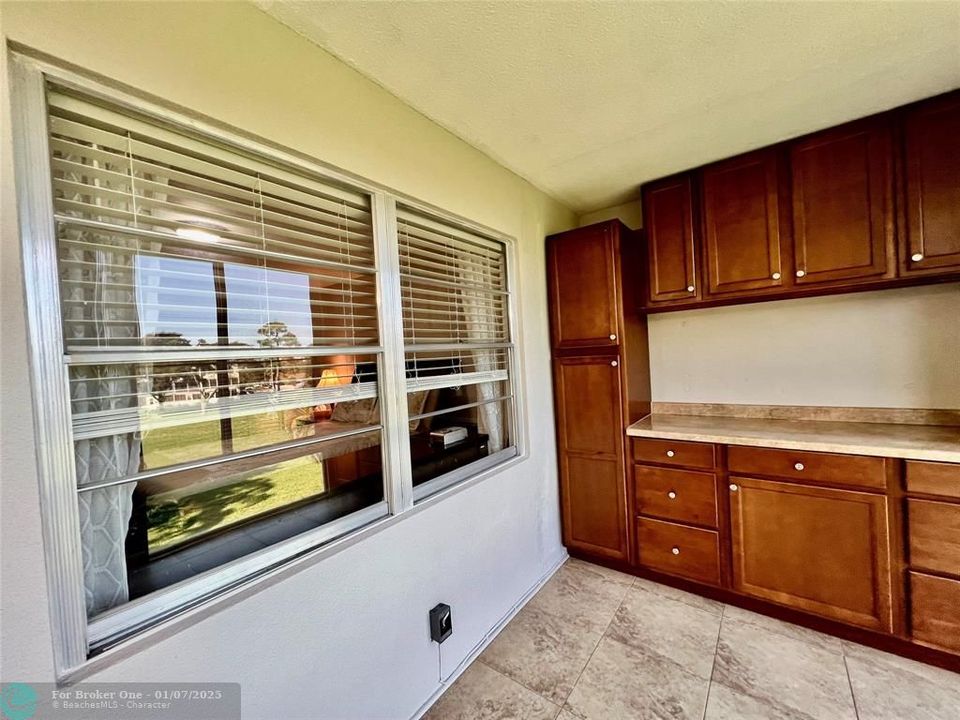 For Sale: $198,000 (2 beds, 1 baths, 841 Square Feet)