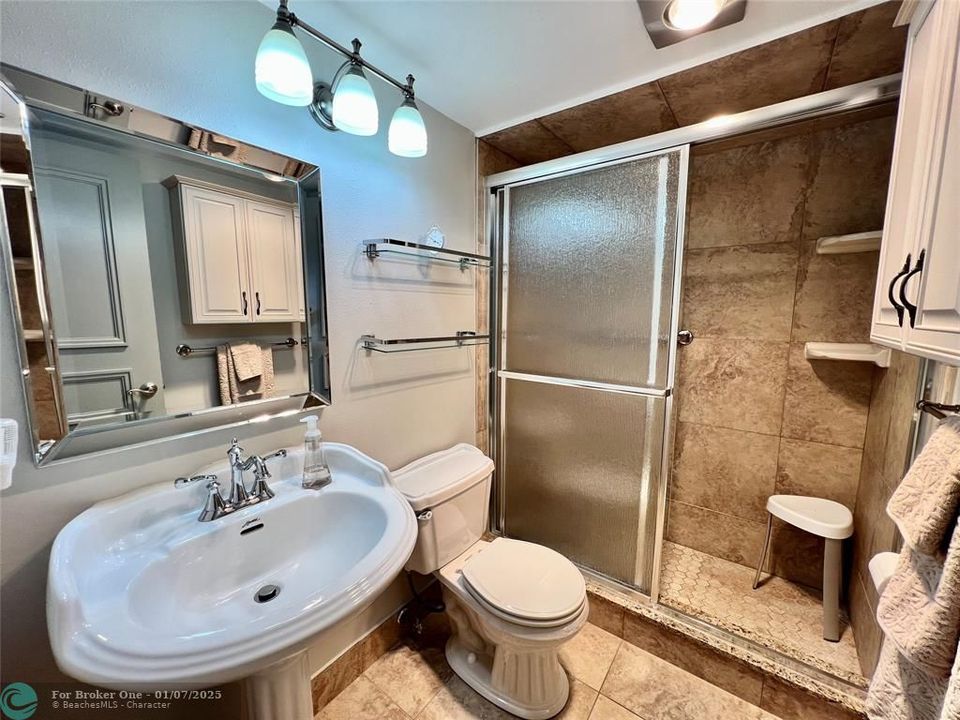 For Sale: $198,000 (2 beds, 1 baths, 841 Square Feet)