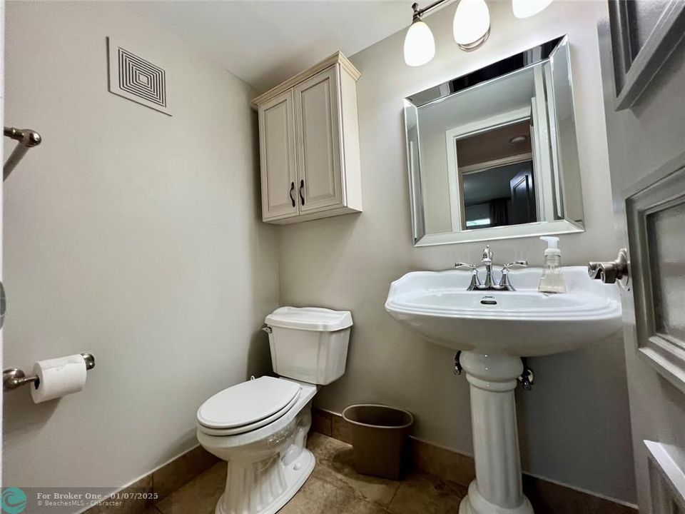 For Sale: $198,000 (2 beds, 1 baths, 841 Square Feet)