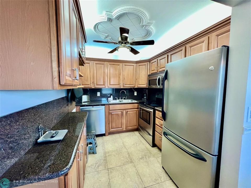 For Sale: $198,000 (2 beds, 1 baths, 841 Square Feet)