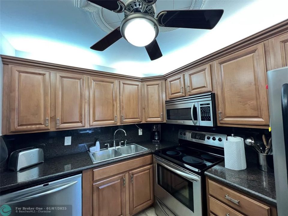 For Sale: $198,000 (2 beds, 1 baths, 841 Square Feet)