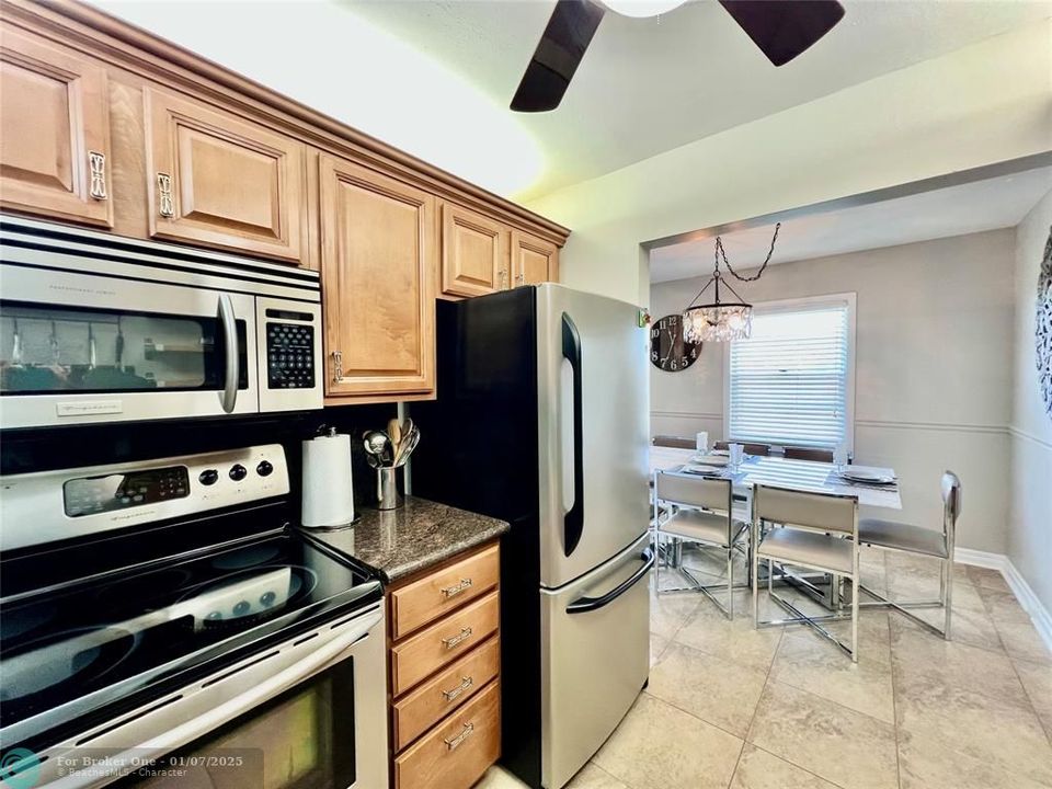 For Sale: $198,000 (2 beds, 1 baths, 841 Square Feet)