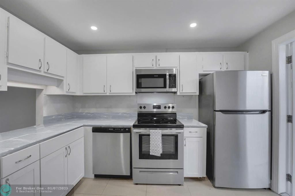 For Sale: $260,000 (2 beds, 2 baths, 780 Square Feet)