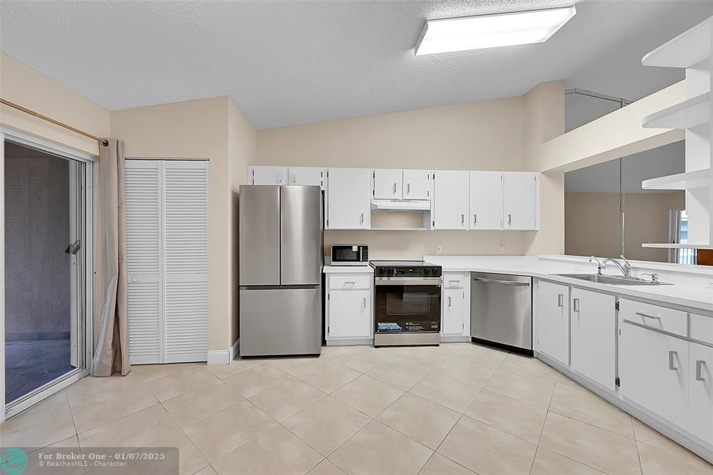 For Sale: $199,999 (2 beds, 2 baths, 1250 Square Feet)