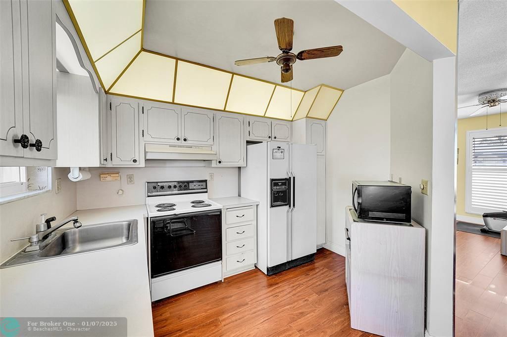 For Sale: $325,000 (2 beds, 1 baths, 1098 Square Feet)