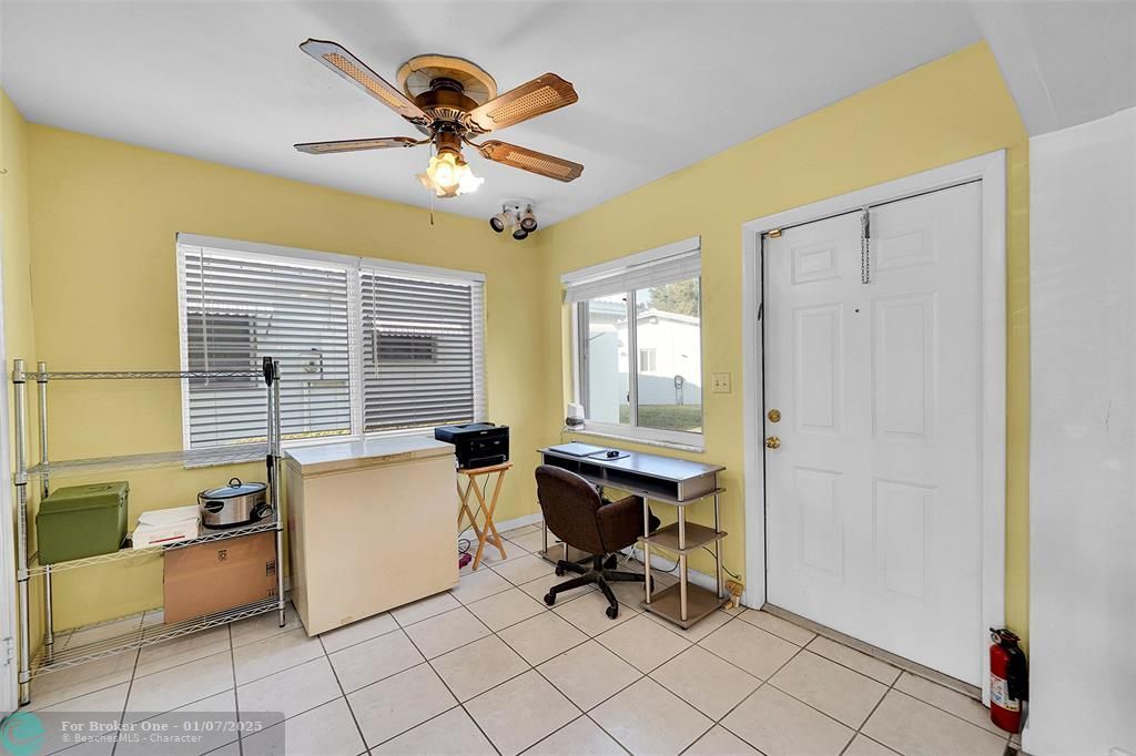 For Sale: $325,000 (2 beds, 1 baths, 1098 Square Feet)