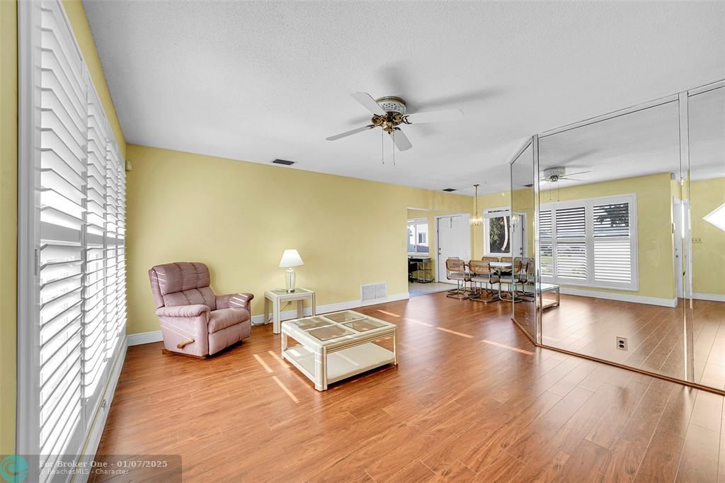 For Sale: $325,000 (2 beds, 1 baths, 1098 Square Feet)