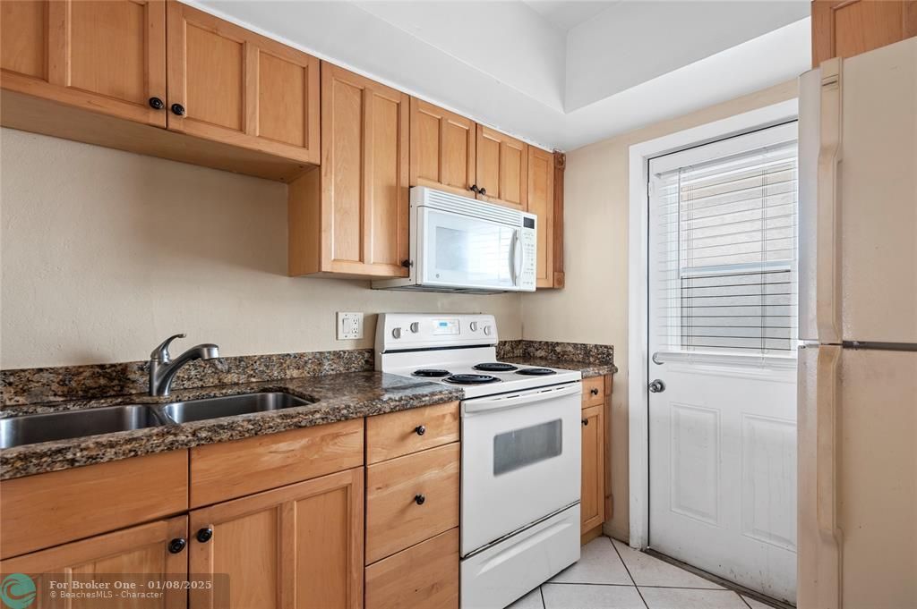 For Sale: $164,900 (2 beds, 1 baths, 848 Square Feet)