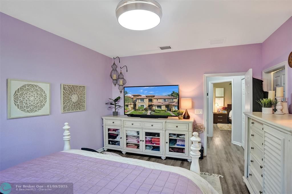 For Sale: $359,900 (2 beds, 2 baths, 1372 Square Feet)