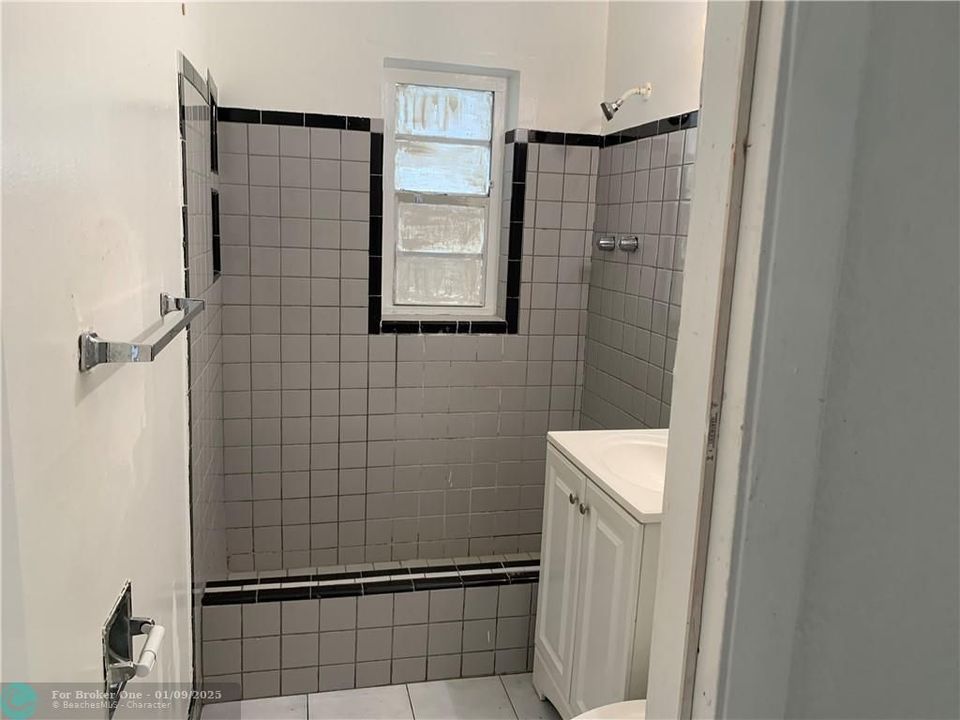 For Sale: $2,250 (3 beds, 2 baths, 1937 Square Feet)