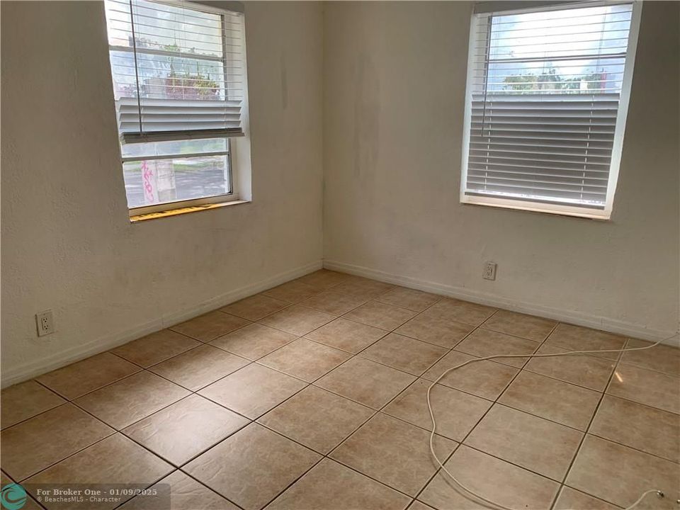 For Sale: $2,250 (3 beds, 2 baths, 1937 Square Feet)