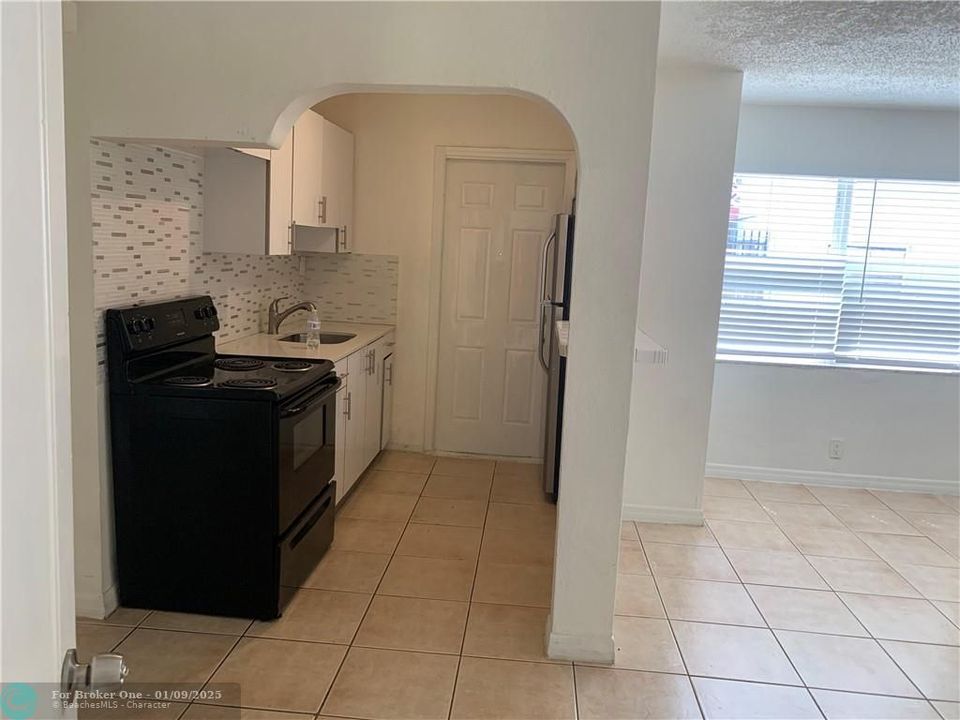 For Sale: $2,250 (3 beds, 2 baths, 1937 Square Feet)