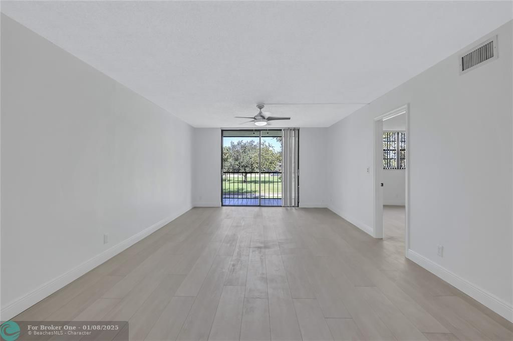 For Sale: $299,000 (2 beds, 2 baths, 1050 Square Feet)