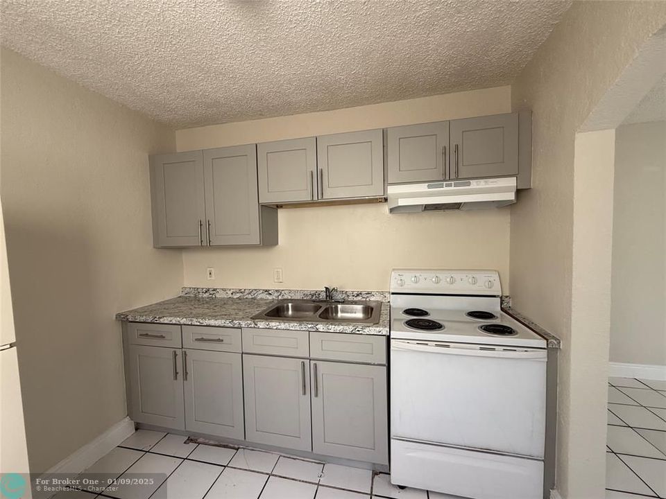 For Sale: $1,700 (2 beds, 1 baths, 2304 Square Feet)