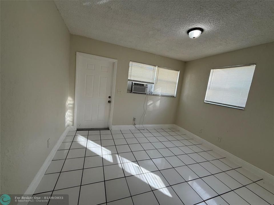 For Sale: $1,700 (2 beds, 1 baths, 2304 Square Feet)