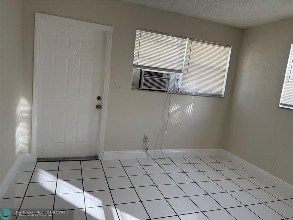 For Sale: $1,700 (2 beds, 1 baths, 2304 Square Feet)