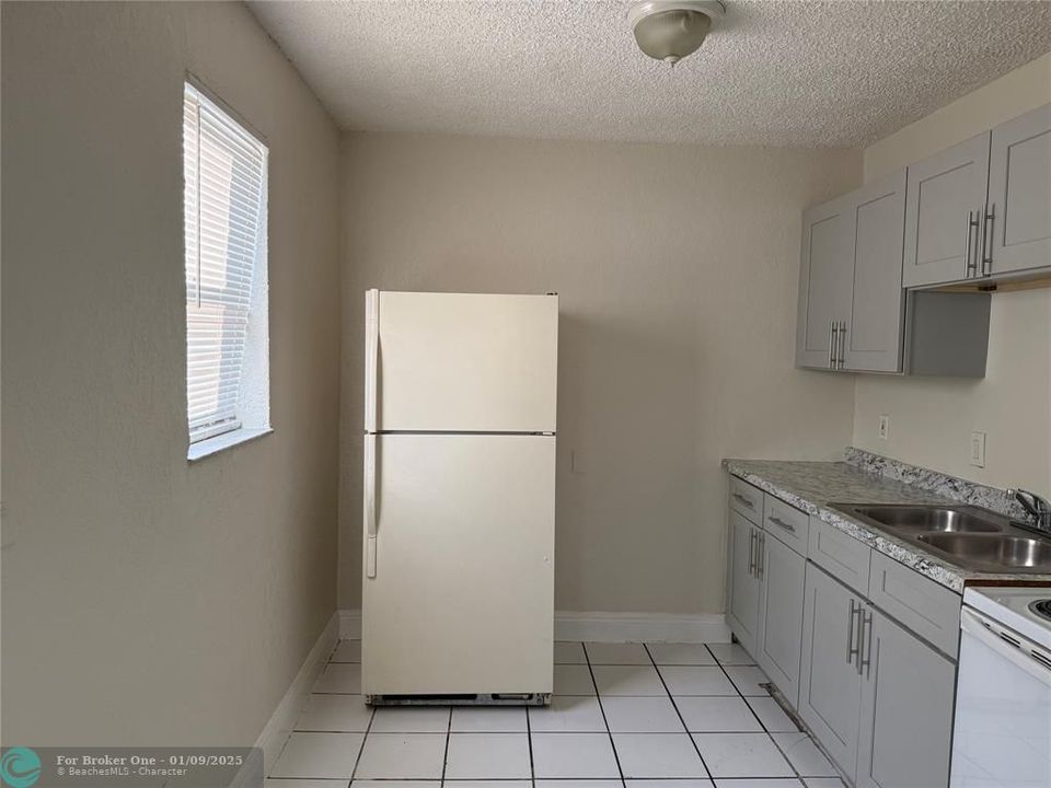 For Sale: $1,700 (2 beds, 1 baths, 2304 Square Feet)