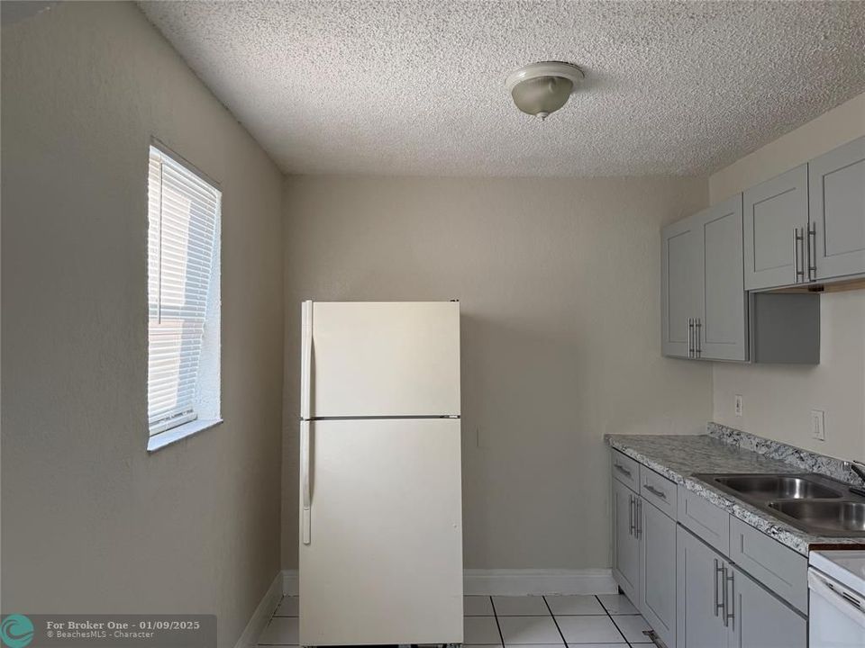 For Sale: $1,700 (2 beds, 1 baths, 2304 Square Feet)