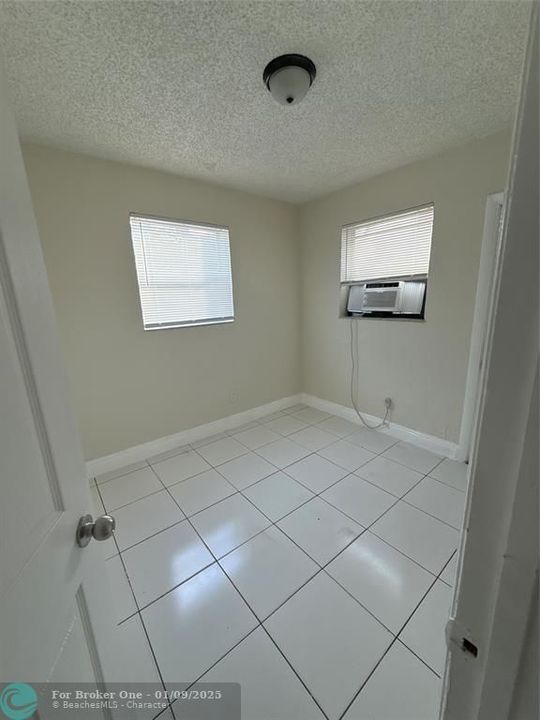 For Sale: $1,700 (2 beds, 1 baths, 2304 Square Feet)