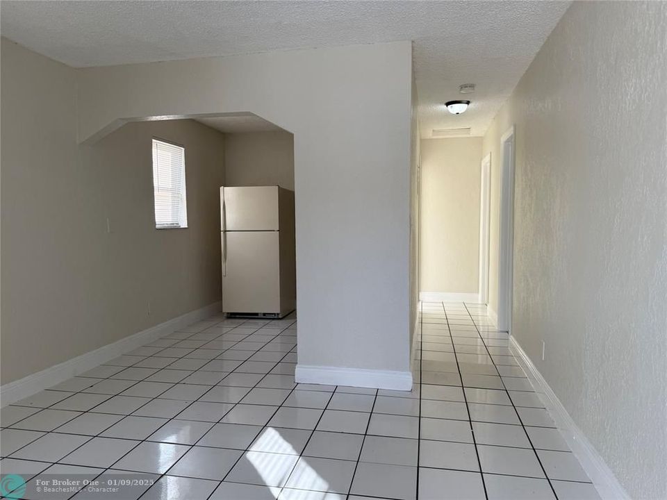 For Sale: $1,700 (2 beds, 1 baths, 2304 Square Feet)