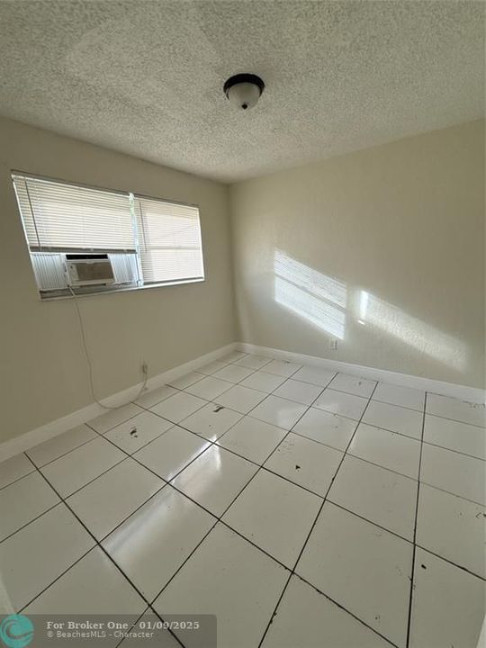 For Sale: $1,700 (2 beds, 1 baths, 2304 Square Feet)