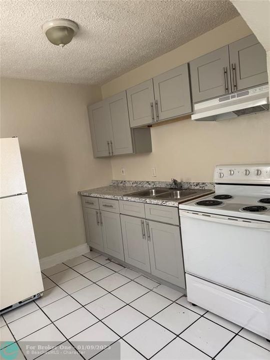 For Sale: $1,700 (2 beds, 1 baths, 2304 Square Feet)