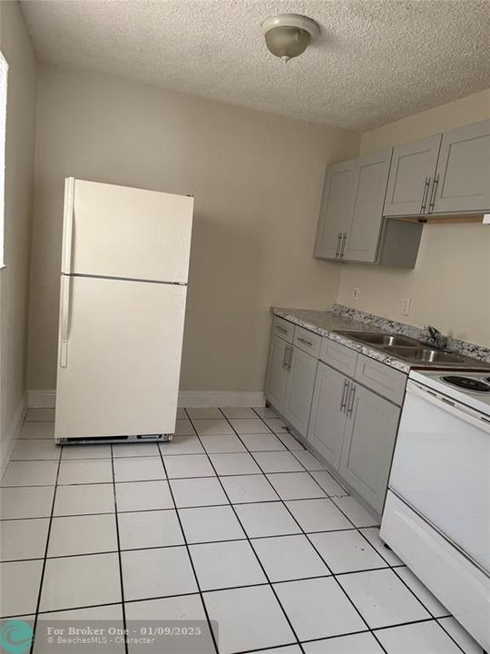 For Sale: $1,700 (2 beds, 1 baths, 2304 Square Feet)