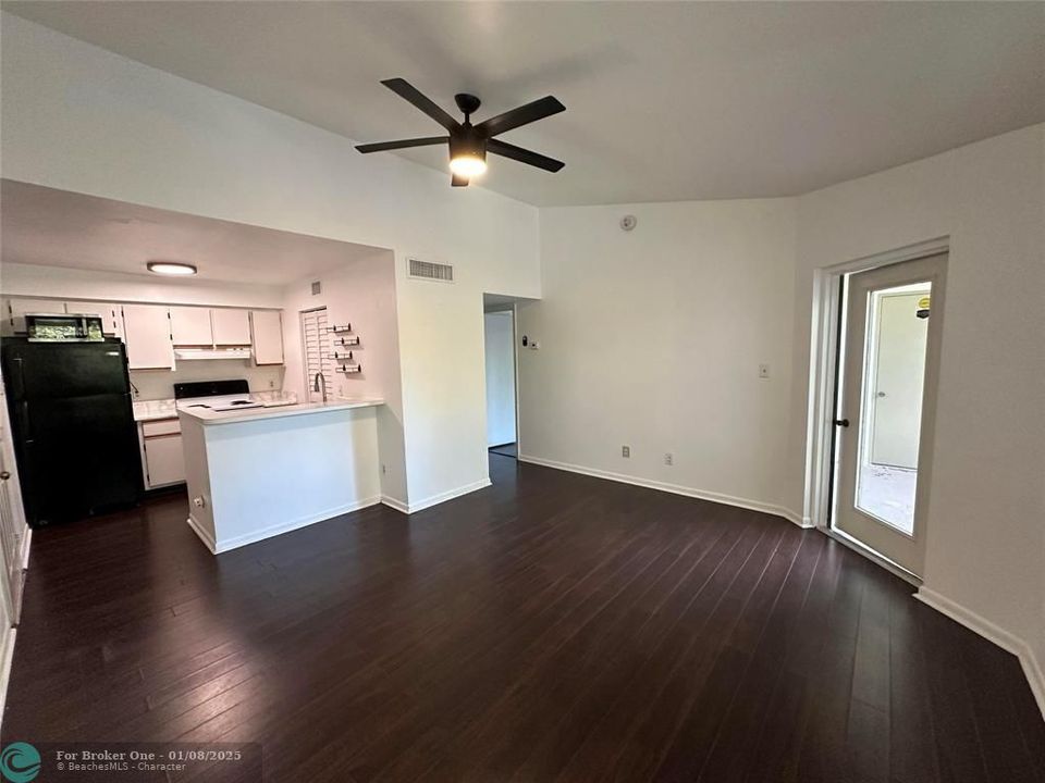 For Rent: $1,800 (1 beds, 1 baths, 650 Square Feet)