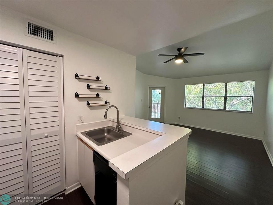 For Rent: $1,800 (1 beds, 1 baths, 650 Square Feet)