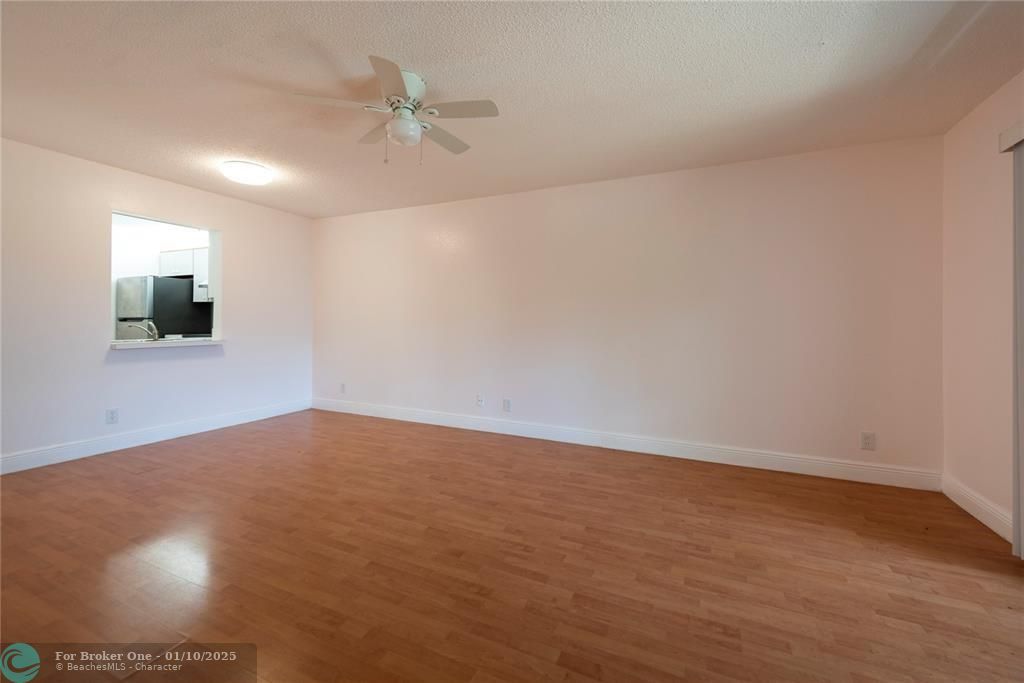 For Sale: $209,900 (2 beds, 2 baths, 832 Square Feet)