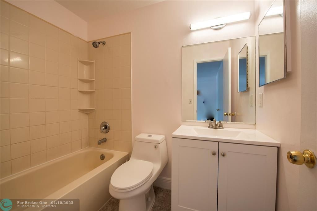 For Sale: $209,900 (2 beds, 2 baths, 832 Square Feet)