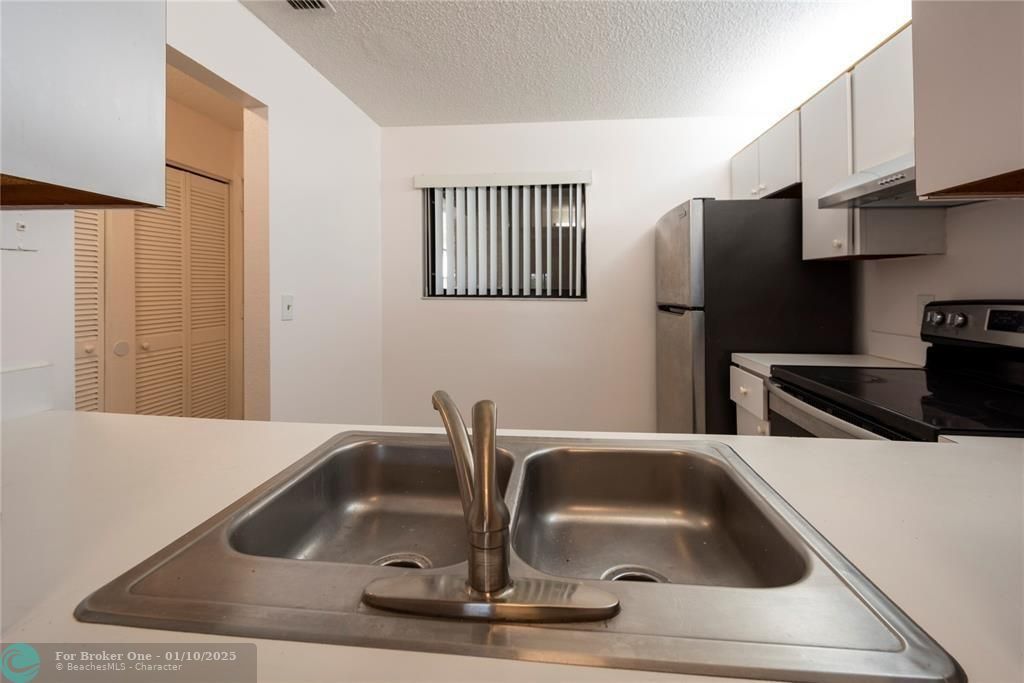 For Sale: $209,900 (2 beds, 2 baths, 832 Square Feet)