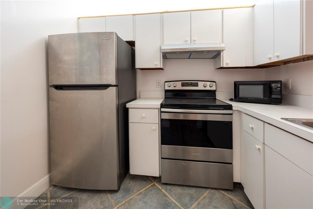 For Sale: $209,900 (2 beds, 2 baths, 832 Square Feet)