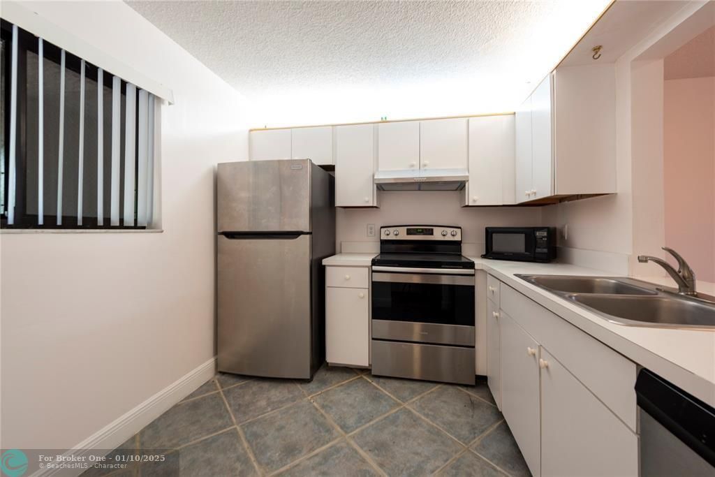 For Sale: $209,900 (2 beds, 2 baths, 832 Square Feet)