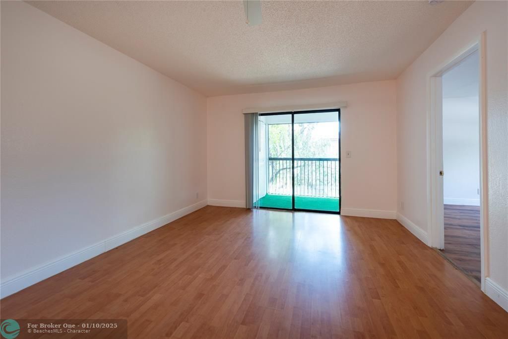 For Sale: $209,900 (2 beds, 2 baths, 832 Square Feet)