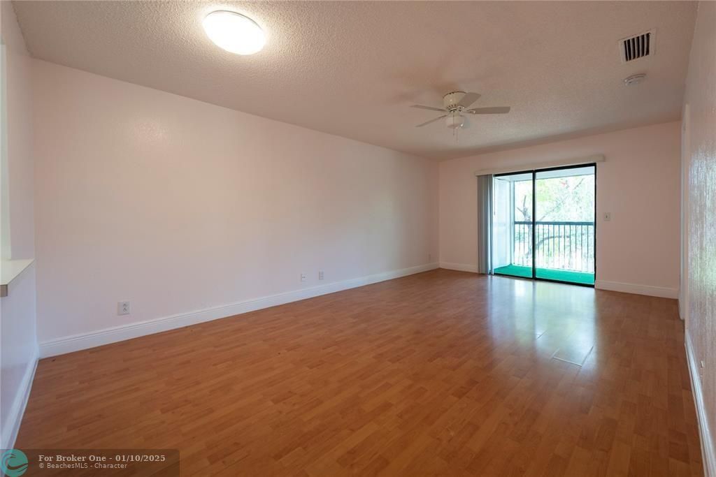 For Sale: $209,900 (2 beds, 2 baths, 832 Square Feet)