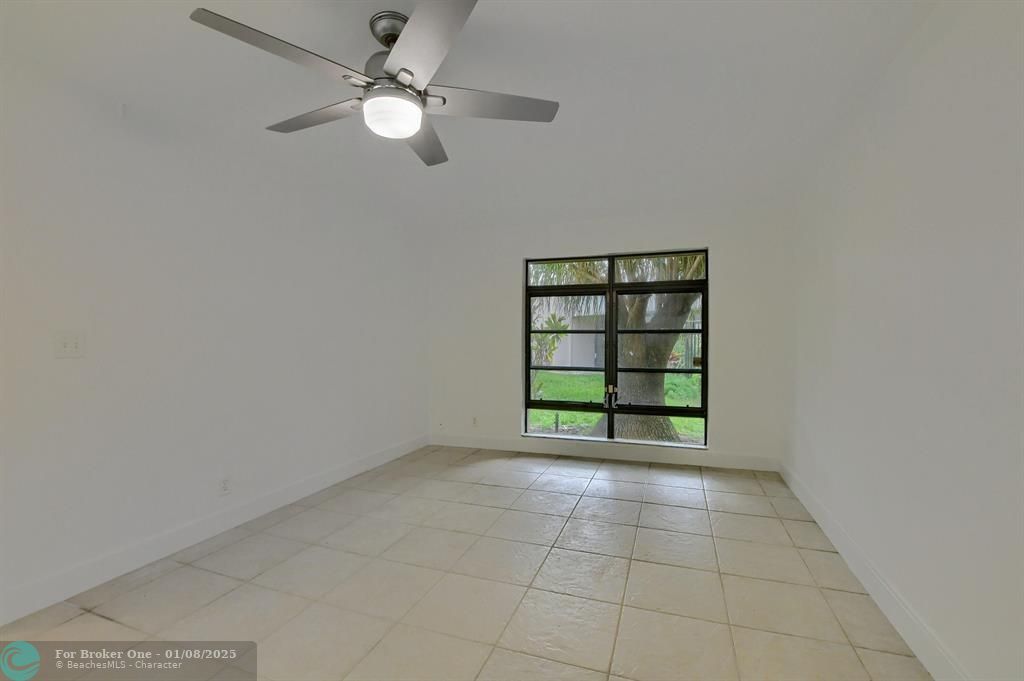 For Sale: $250,000 (2 beds, 2 baths, 1048 Square Feet)