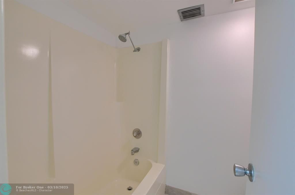 For Sale: $250,000 (2 beds, 2 baths, 1048 Square Feet)