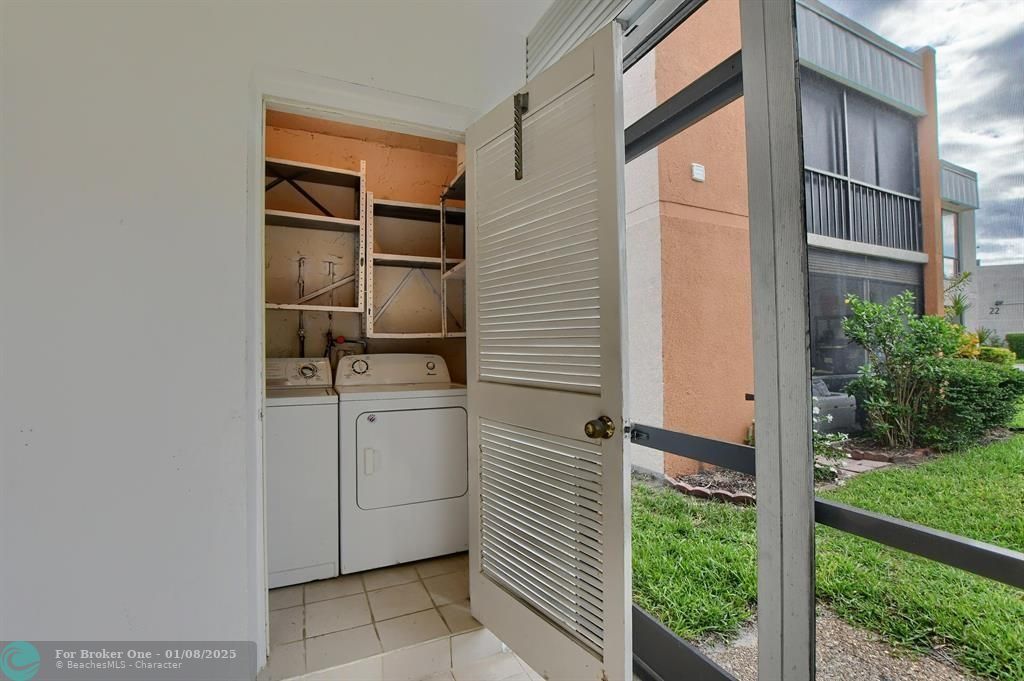 For Sale: $250,000 (2 beds, 2 baths, 1048 Square Feet)