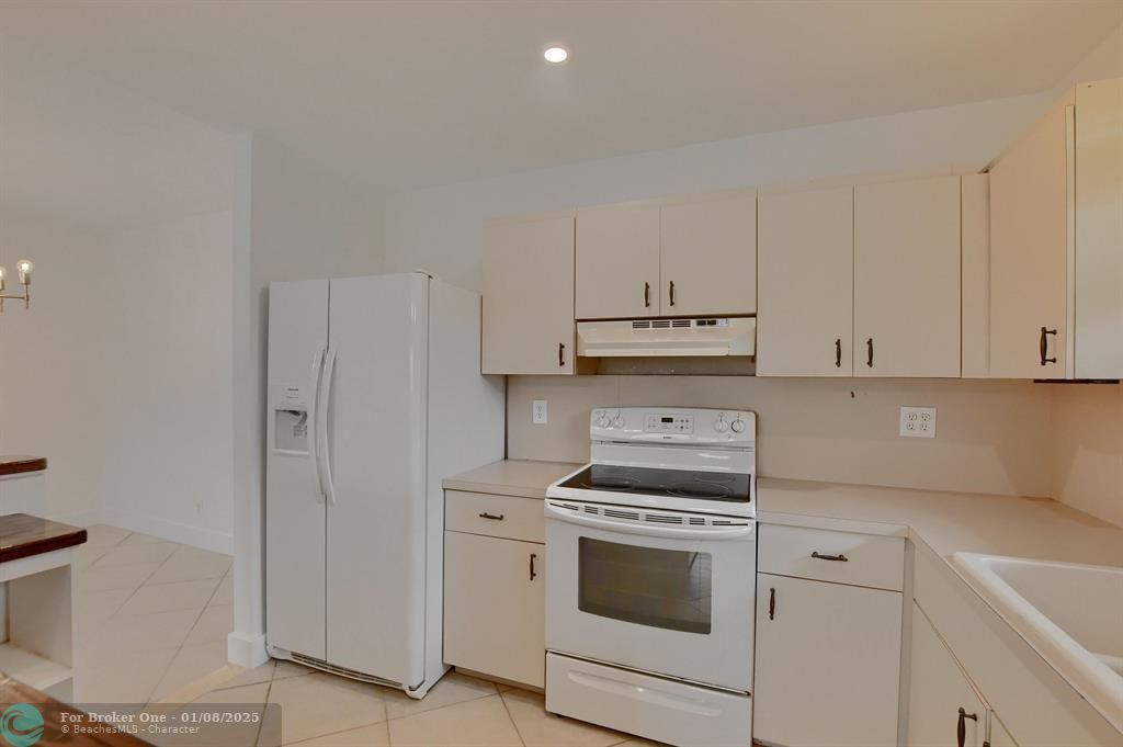 For Sale: $250,000 (2 beds, 2 baths, 1048 Square Feet)